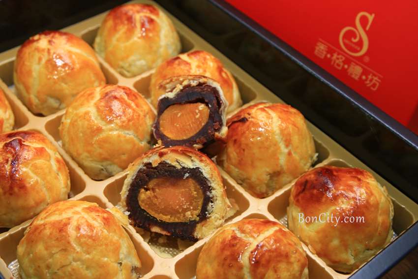 香格禮坊-蛋黃酥的家，台中在地知名老店，中秋節前現場排隊買禮盒要趁早，晚來就買不到！