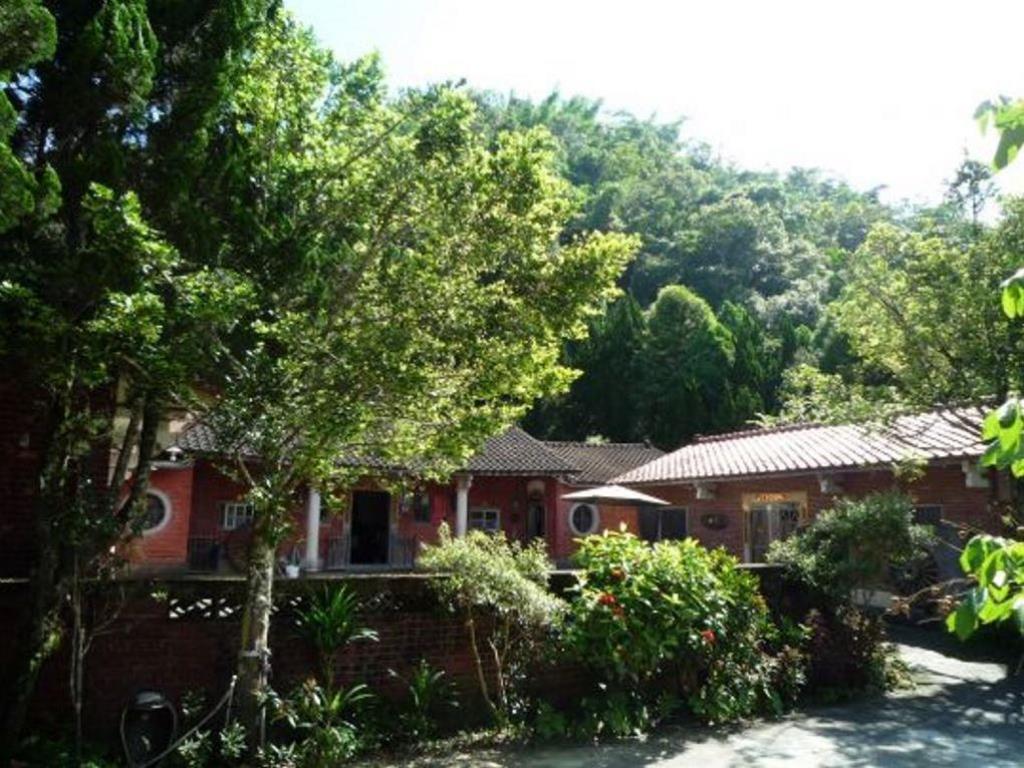 紅瓦厝山居民宿(Red Villa)