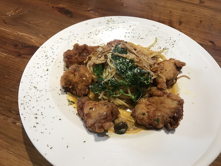春三朝午，必點泰式塔香鹽酥雞義大利麵，炸雞皮薄酥脆、肉嫩多汁。免收服務費｜寵物友善餐廳｜台中西屯逢甲美食