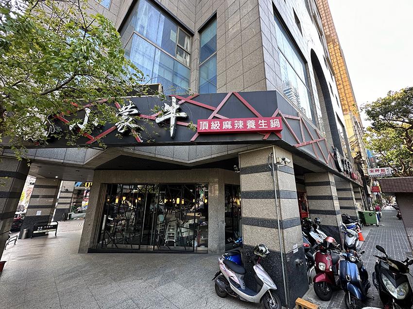 小蒙牛頂級麻辣養生鍋台中中港店，鴛鴦鍋吃到飽推薦蒙古麻辣鍋與養生骨鈣鍋｜內含菜單｜台中火鍋吃到飽
