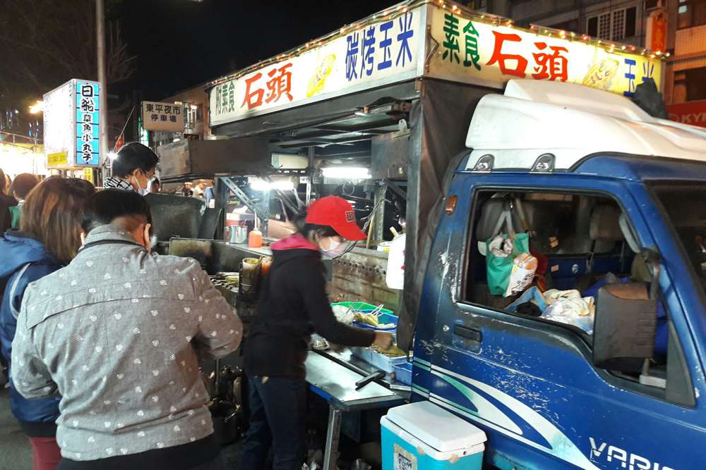 石頭碳烤玉米(台中東平夜市)