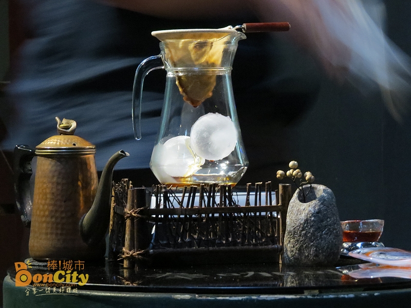 你好，這裡是「奉咖啡」是一間咖啡廳！