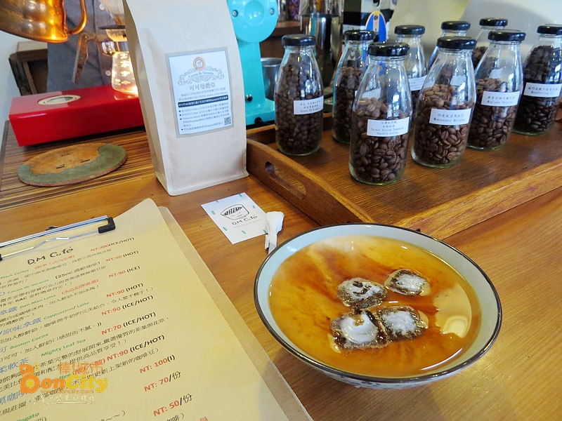 「DM caf'e」屬於丹曼，精心調煮賦予心意的一碗咖啡！來坐！