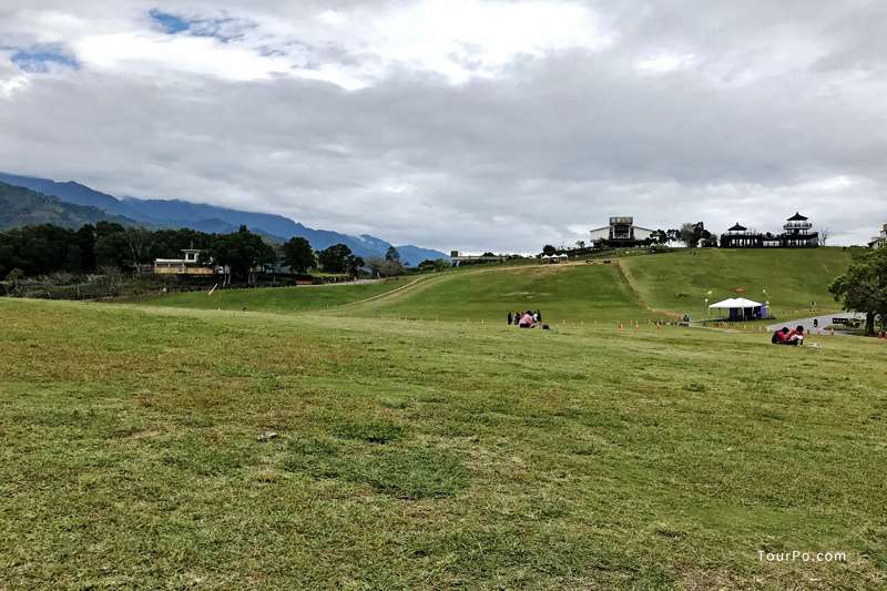 台東鹿野高台-熱氣球、飛行傘、大草皮滑草、放風箏