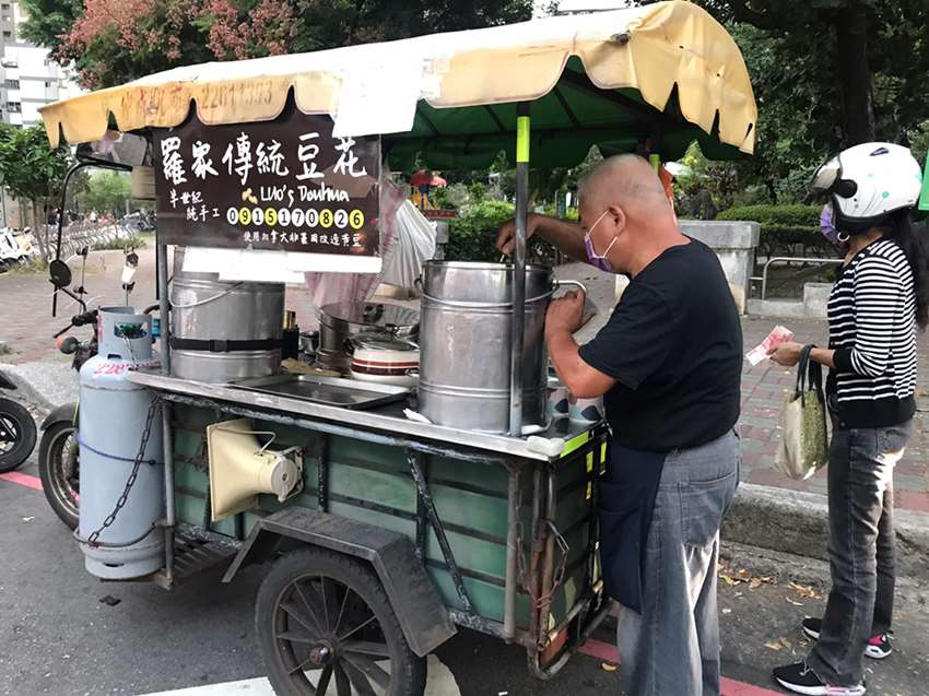 阿伯羅家傳統豆花，穿梭在巷弄的豆花攤車，沿途放送著島輝的叫賣聲｜台中南區美食小吃