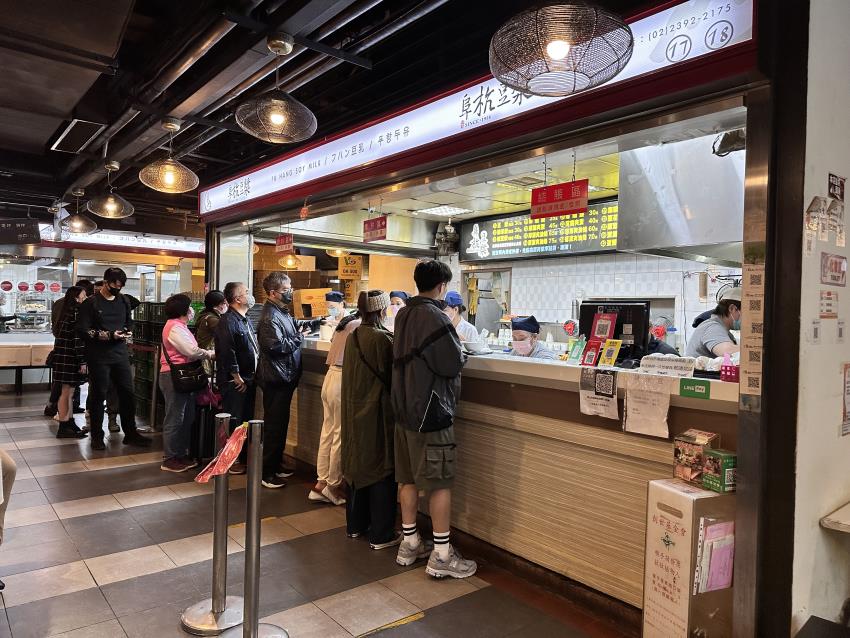 阜杭豆漿，一家想吃就要排隊的米其林必比登推薦的傳統早餐，必吃燒餅蛋夾油條，一口銷魂的好味道｜內含菜單｜台北早餐店